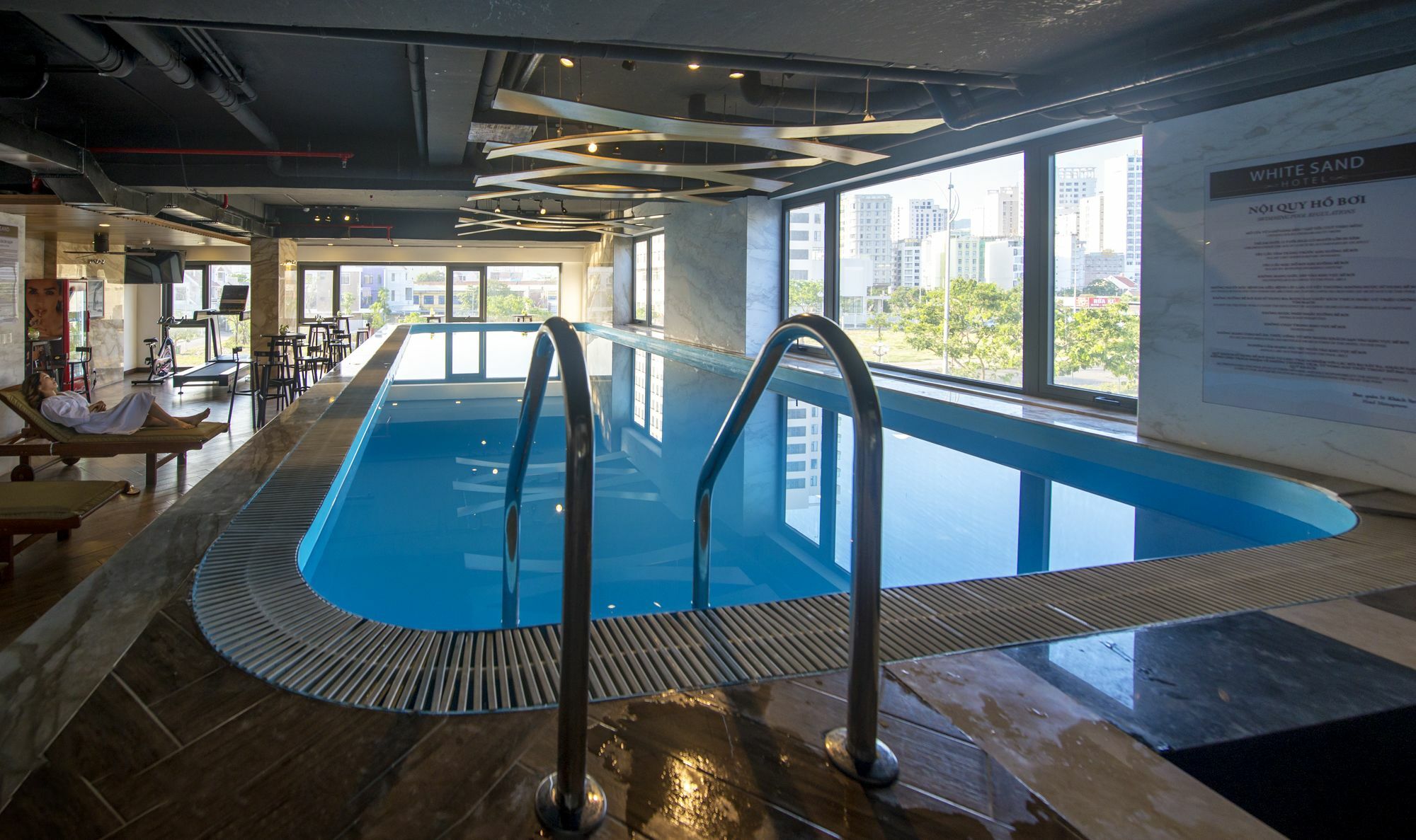 White Boutique Hotel